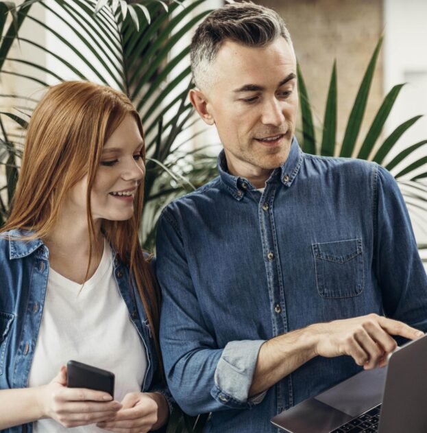 man showing something laptop his coworker min scaled